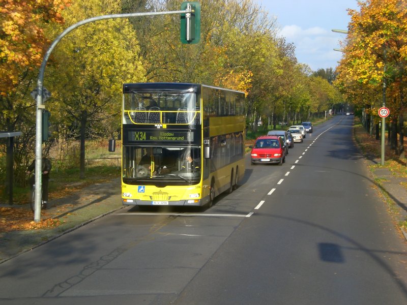 MAN Lion's City DD (Doppelstock) auf der Linie X34 nach Kladow Kaserne Hottengrund an der Kladow Neukladower Allee.