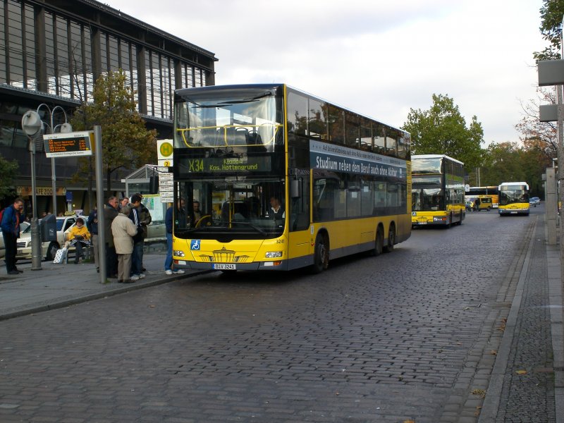 MAN Lion's City DD (Doppelstock) auf der Linie X34 nach Kladow Kaserne Hottengrund am S+U Bahnhof Zoologischer Garten.