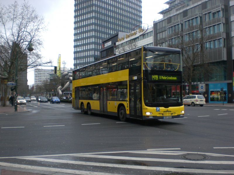 MAN Lion's City DD (Doppelstock) auf der Linie M19 nach U-Bahnhof Mehringdamm an der Haltestelle Charlottenburg Europa-Center.