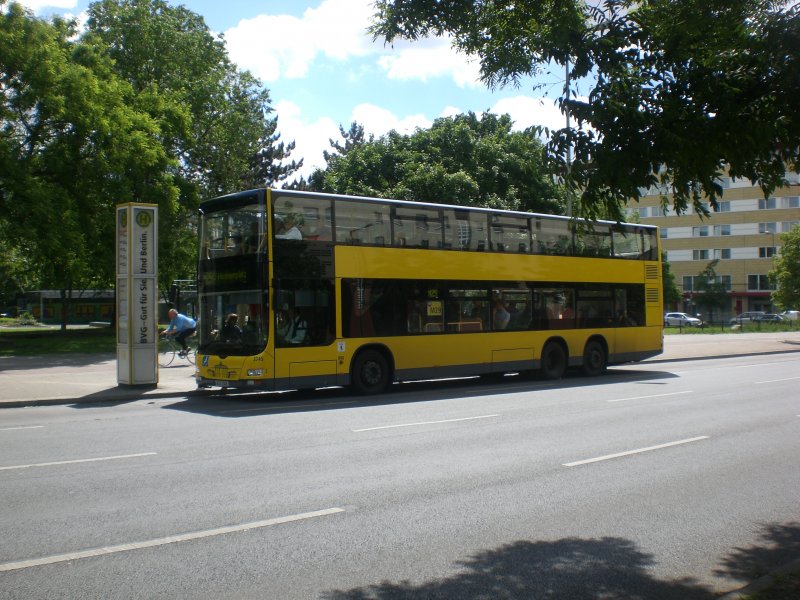 MAN Lion's City DD (Doppelstock) auf der Linie M29 nach U-Bahnhof Hermannplatz an der Haltestelle Schneberg Ltzowplatz. 
