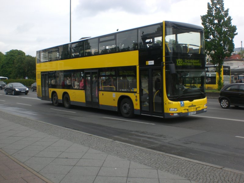 MAN Lion's City DD (Doppelstock) auf der Linie X33 am S+U Bahnhof Rathaus Spandau.
