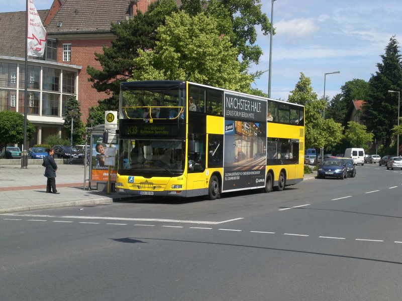 MAN Lion's City DD (Doppelstock) auf der Linie X33 nach S+U Bahnhof Rathaus Spandau am U-Bahnhof Rathaus Reinickendorf.