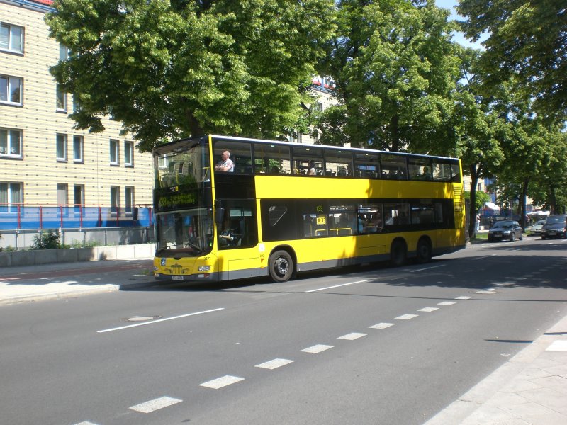 MAN Lion's City DD (Doppelstock) auf der Linie X33 nach S+U Bahnhof Rathaus Spandau an der Haltestelle Tegel Kamener Weg.