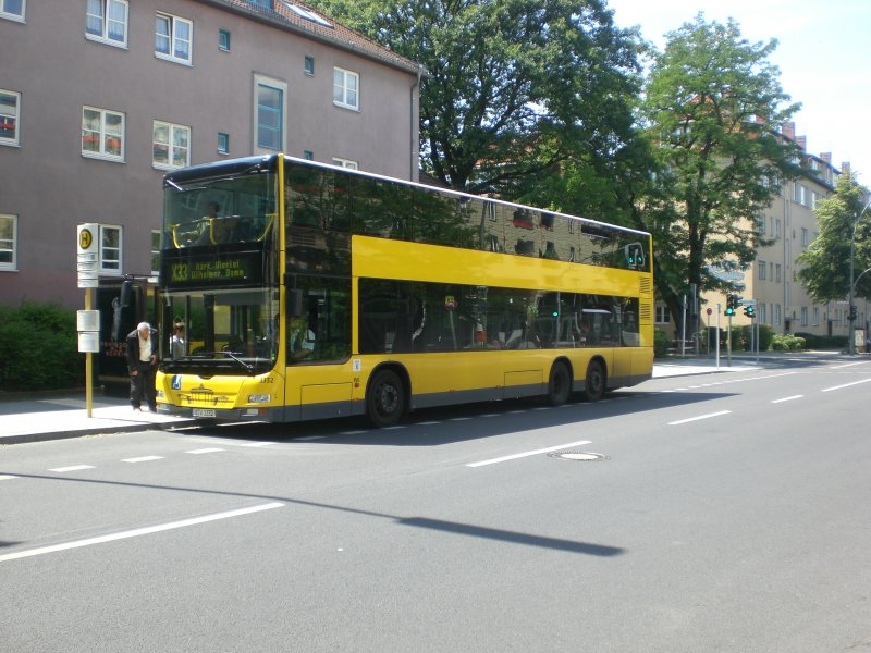 MAN Lion's City DD (Doppelstock) auf der Linie X33 nach Mrkisches Viertel Wilhemsruher Damm an der Haltestelle Tegel Kamener Weg.