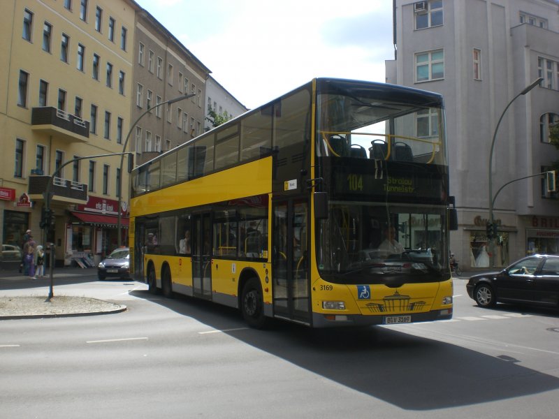 MAN Lion's City DD (Doppelstock) auf der Linie 104 nach Stralau Tunnelstrae an der Haltestelle Neuklln Erkstrae.