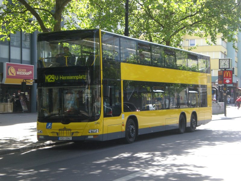 MAN Lion's City DD (Doppelstock) auf der Linie M29 nach U-Bahnhof Hermannplatz am U-Bahnhof Adenauerplatz.