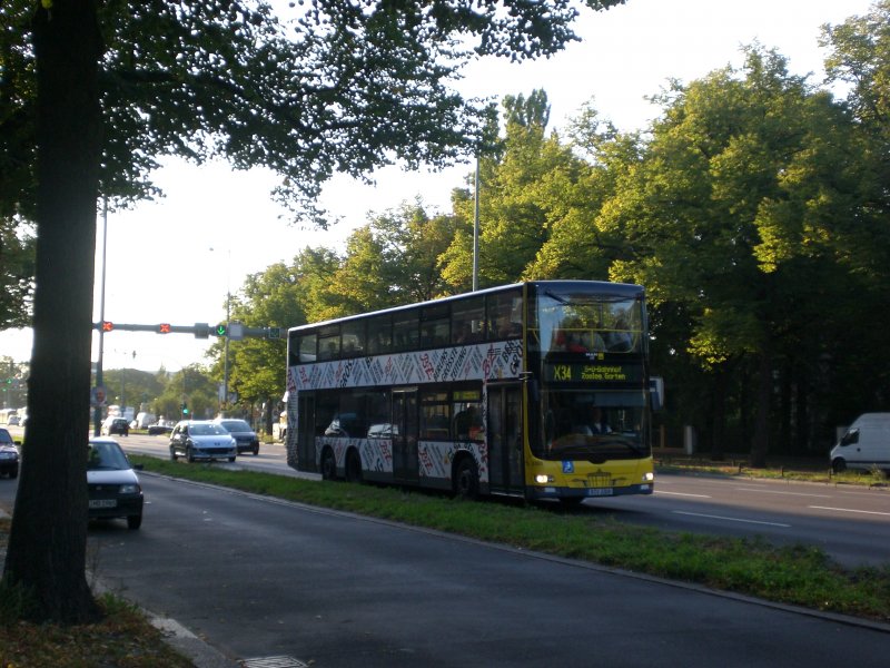 MAN Lion's City DD (Doppelstock) auf der Linie X34 nach S+U Bahnhof Zoologischer Garten an der Haltestelle Charlottenburg Wrtembergallee.