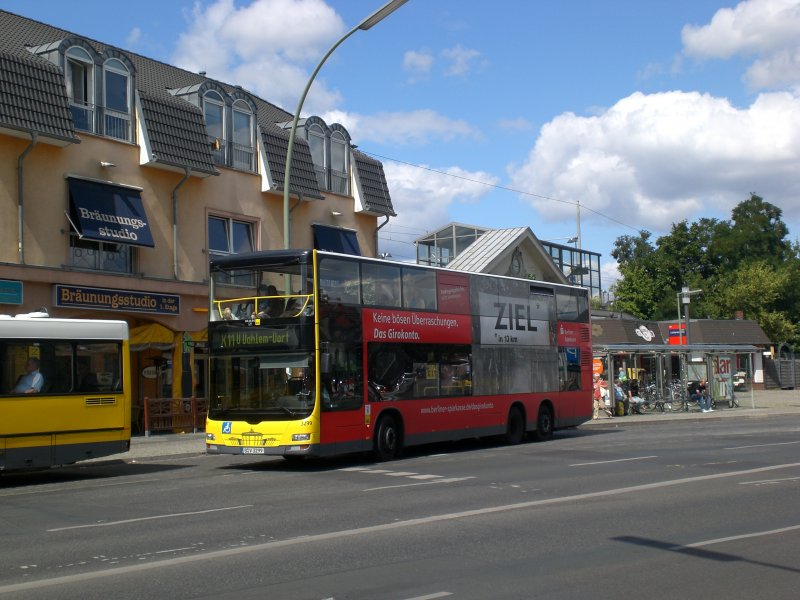MAN Lion's City DD (Doppelstock) auf der Linie X11 nach U-Bahnhof Dahlem-Dorf am S-Bahnhof Lichterfelde Ost.