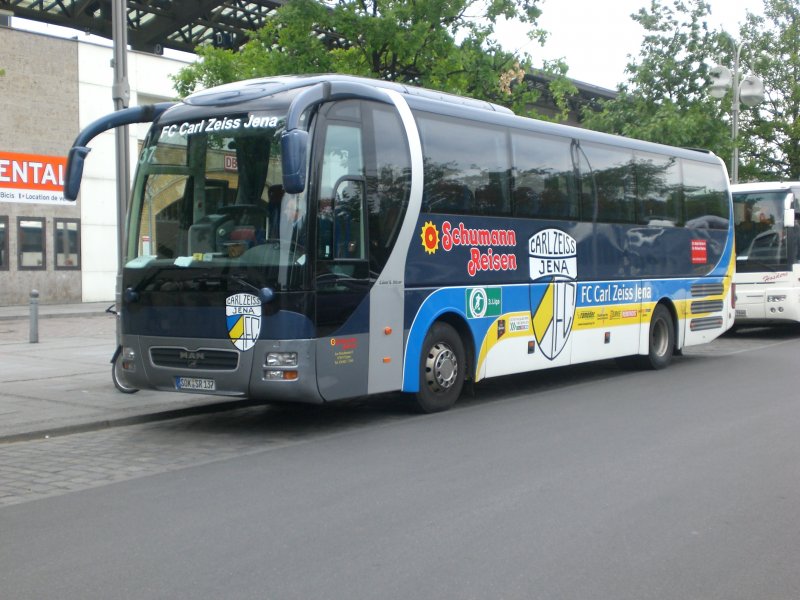 MAN Lion's Coach der Firma Schumann Reisen mit Werbung vom Fuballverein 1. FC Carl Zeiss Jena am S+U Bahnhof Zoologischer Garten.