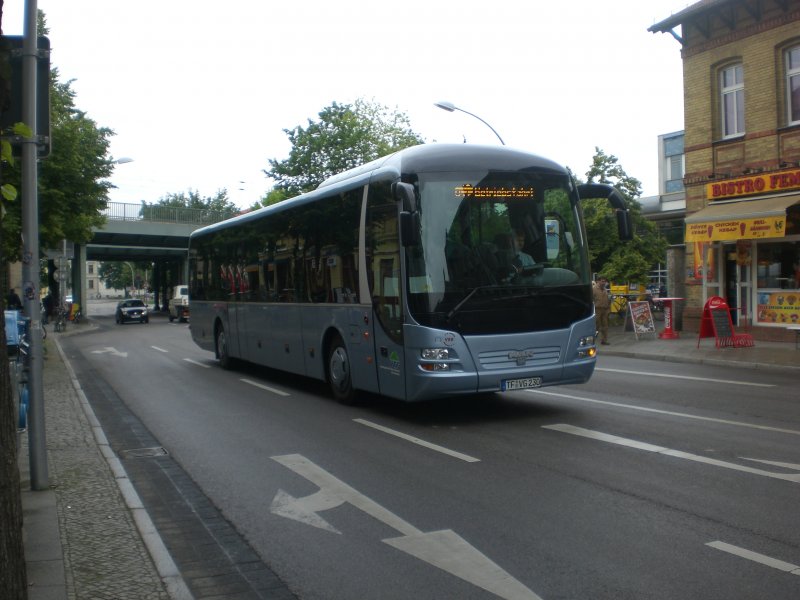 MAN Lions Regio auf Betriebsfahrt am S-Bahnhof Babelsberg.