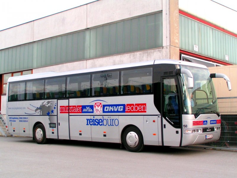 MAN, Mannschaftsbus KSV-Superfund.at (SV-Kapfenberg) vor dem FILL-Metallbaustadion in RIED i.I.; Dankeschn nochmals dem freundlichen Fahrer, der extra alle Klappen u. Tren fr das  Fotoshooting  geschlossen hat; 080718