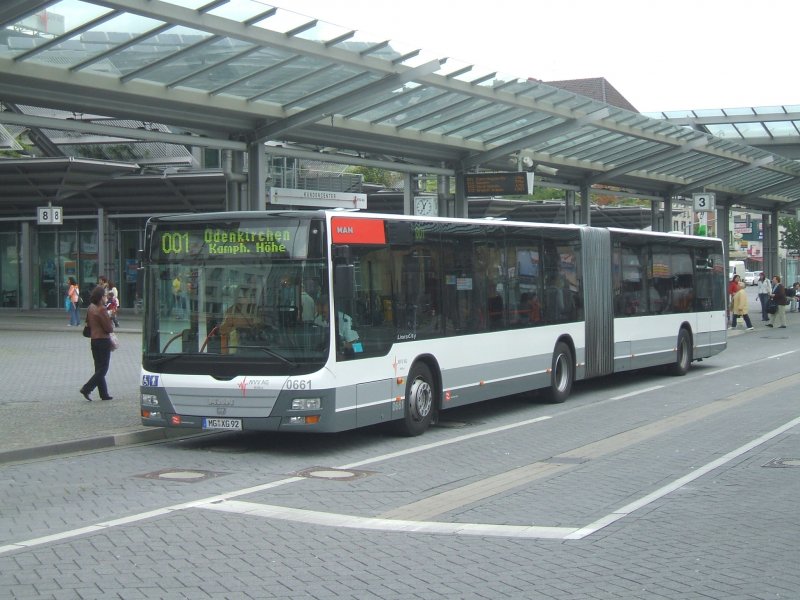 MAN Niederflur Wagen im Mchengladbacher Busbahnhof fhrt 
nach Odenkirchen