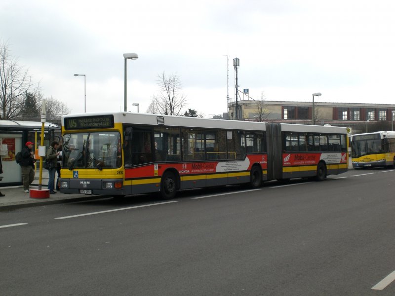 MAN Niederflurbus 1. Generation als SEV fr die U-Bahnlinie 5 zwischen U-Bahnhof Elsterwerdaer Platz und S+U Bahnhof Lichtenberg.
