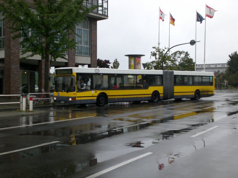 MAN Niederflurbus 1. Generation auf der Linie 125 nach U-Bahnhof Osloer Strae am U-Bahnhof Alt-Tegel.