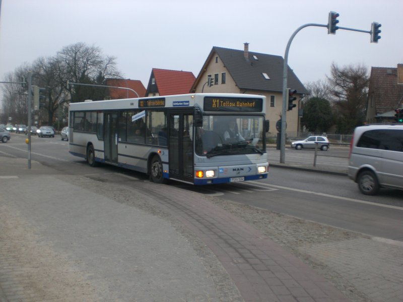 MAN Niederflurbus 1. Generation auf der Linie X1 nach Bahnhof Teltow am S-Bahnhof Teltow Stadt.