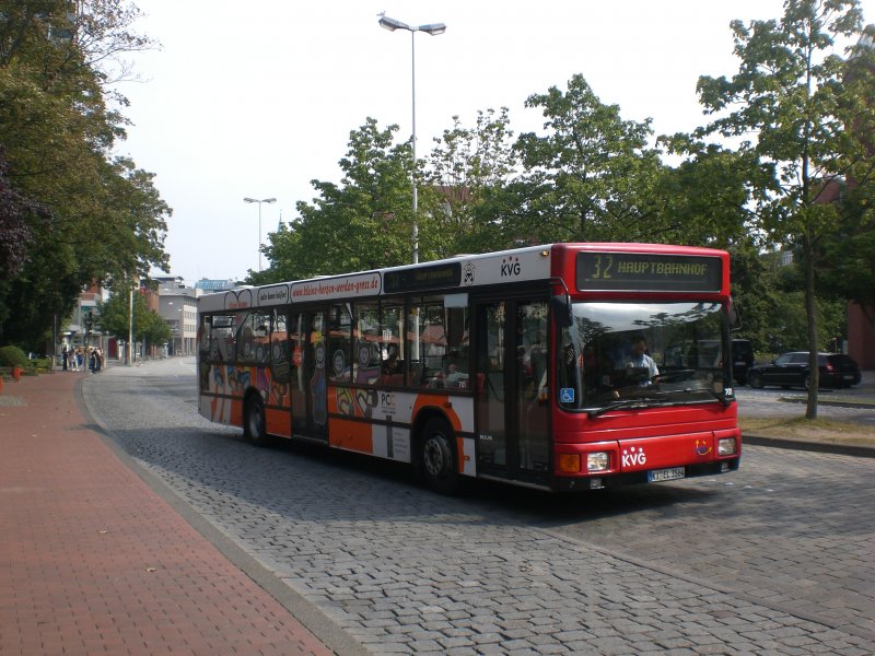 MAN Niederflurbus 1. Generation auf der Linie 32 nach Hauptbahnhof an der Haltestelle Andreas-Gayk-Strae.