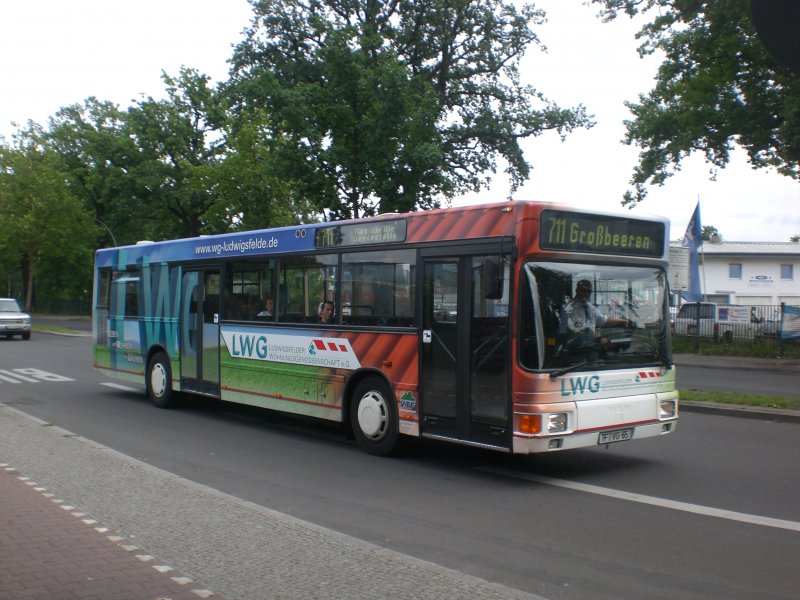 MAN Niederflurbus 1. Generation auf der Linie 711 nach Grobeeren am S-Bahnhof Buckower Chaussee.