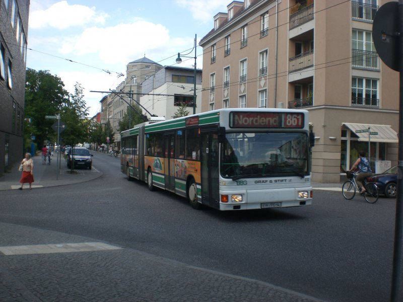 MAN Niederflurbus 1. Generation (Oberleitung) auf der Linie 861 nach Nordend an der Haltestelle Am Markt.