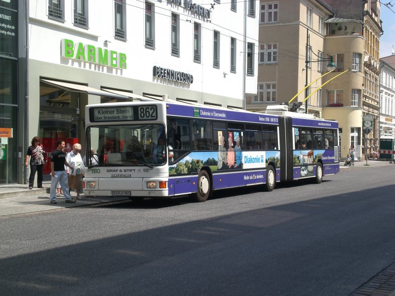 MAN Niederflurbus 1. Generation (Oberleitung) auf der Linie 862 nach Kleiner Stern an der Haltestelle Am Markt.