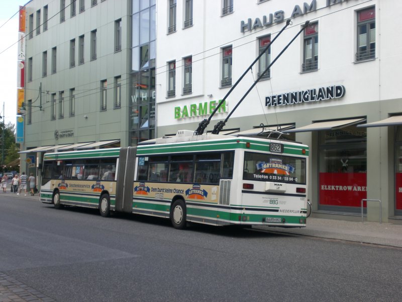 MAN Niederflurbus 1. Generation (Oberleitung) auf der Linie 862 nach Ostend an der Haltestelle Am Markt.
