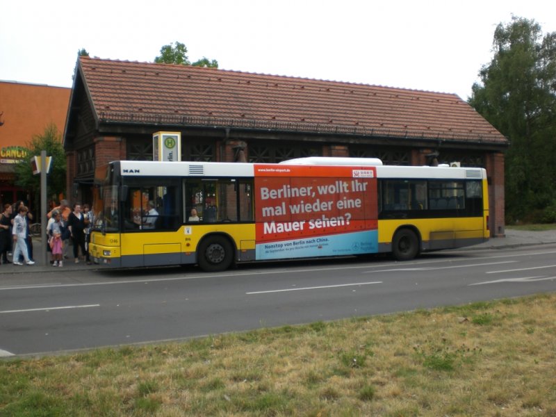 MAN Niederflurbus 2. Generation auf der Linie X76 nach Lichtenrade Nahariyastrae am U-Bahnhof Alt-Mariendorf.