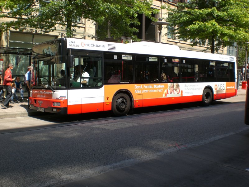 MAN Niederflurbus 2. Generation auf der Linie 37 nach Bramfeld,Dorfplatz an der Haltestelle Gerhardt-Hauptmann-Platz.