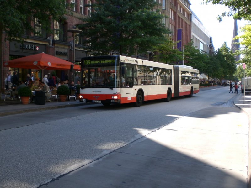 MAN Niederflurbus 2. Generation auf der Linie 109 nach Hauptbahnhof am Hauptbahnhof/Mnckebergstrae.