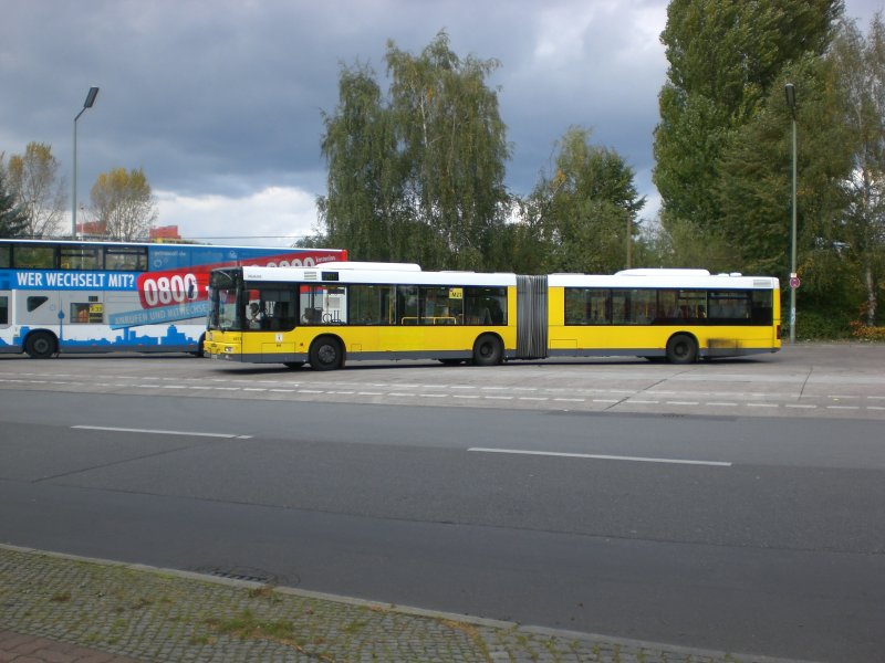 MAN Niederflurbus 2. Generation auf der Linie M21 nach S+U Bahnhof Jungfernheide an der Haltestelle Wilhemsruher Damm.