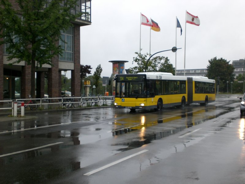 MAN Niederflurbus 2. Generation auf der Linie 124 nach Buchholz-West Aubertstrae am U-Bahnhof Alt-Tegel.