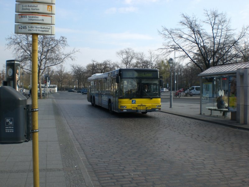 MAN Niederflurbus 2. Generation auf der Linie 109 nach Fughafen Tegel am S+U Bahnhof Zoologischer Garten.