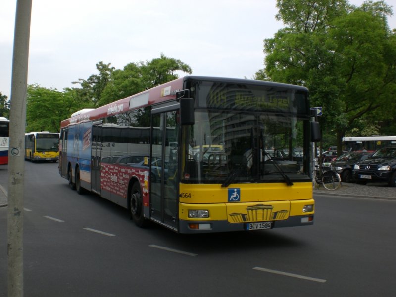 MAN Niederflurbus 2. Generation auf der Linie 109 nach Flughafen Tegel am S+U Bahnhof Zoologischer Garten.