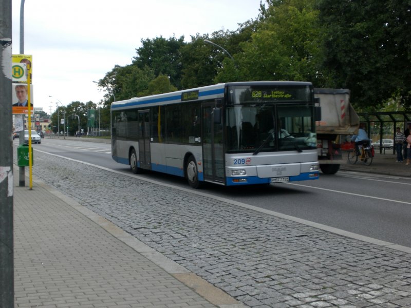 MAN Niederflurbus 2. Generation auf der Linie 620 an der Haltestelle Teltow Warthestrae.