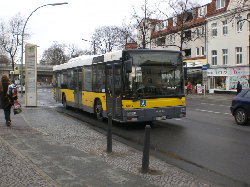 MAN Niederflurbus 2. Generation auf der Linie X83 nach Marienfelde Nahmitzer Damm am S-Bahnhof Lankwitz.