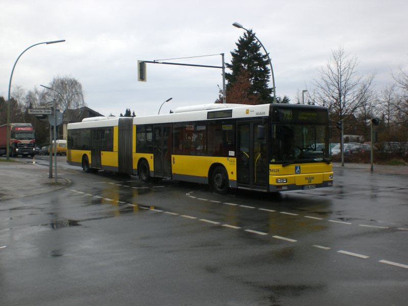 MAN Niederflurbus 2. Generation auf der Linie X83 nach Lichtenrade Nahariyastrae am S-Bahnhof Schichauweg.