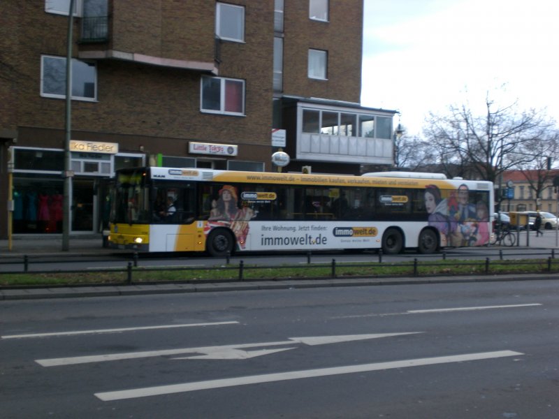 MAN Niederflurbus 2. Generation auf der Linie 109 nach S+U Bahnhof Zoologischer Garten an der Haltestelle Charlottenburg Luisenplatz/Schlo Charlottenburg.