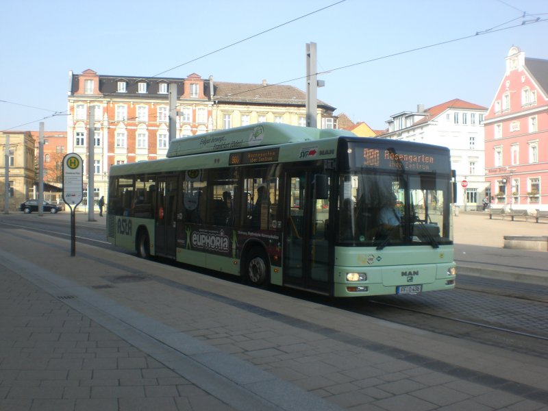 MAN Niederflurbus 2. Generation auf der Linie 980 nach Bahnhof Rosengarten an der Haltestelle Dresdener Platz.