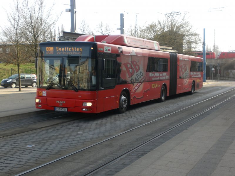 MAN Niederflurbus 2. Generation auf der Linie 980 nach Seefichten an der Haltestelle Dresdener Platz.