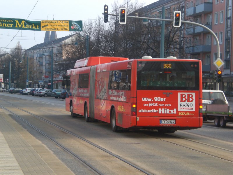 MAN Niederflurbus 2. Generation auf der Linie 980 nach Bahnhof Rosengarten an der Haltestelle Brunnenplatz.