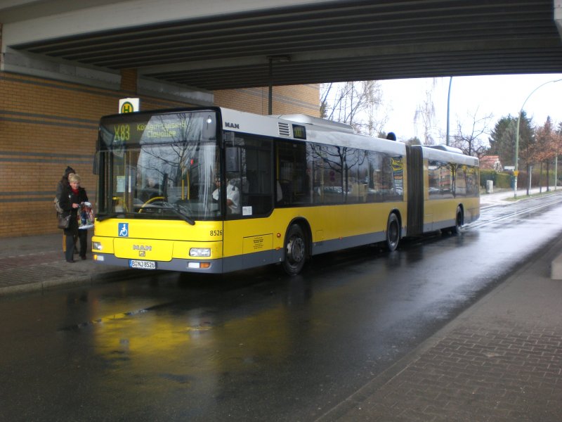 MAN Niederflurbus 2. Generation auf der Linie X83 nach Zehlendorf Knigin-Luise-Strae/Clayallee am S-Bahnhof Schichauweg.