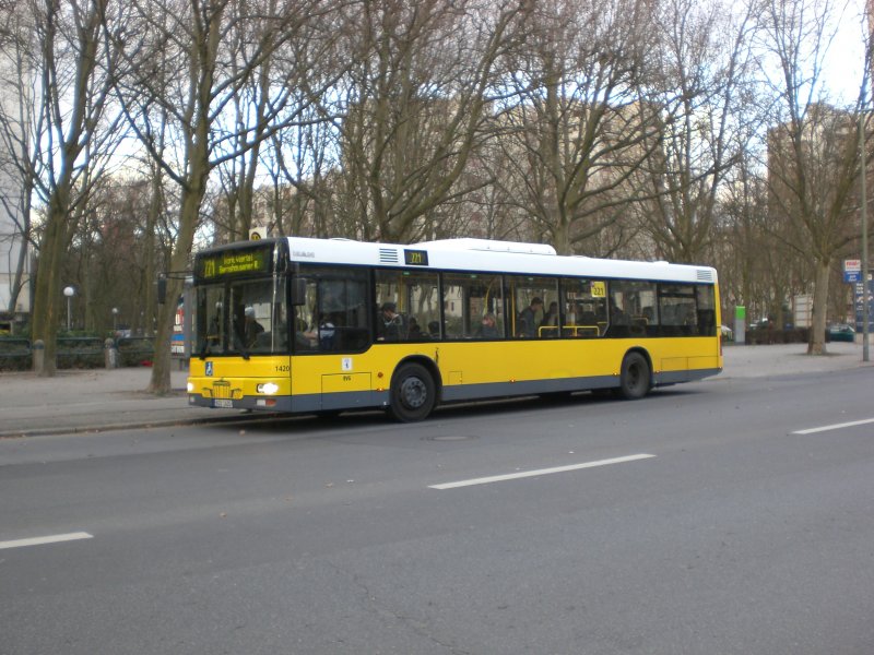 MAN Niederflurbus 2. Generation auf der Linie 221 nach Mrkisches Viertel Bernshausener Ring an der Haltestelle Mrkisches Viertel Wilhelmsruher Damm/Treuenbrietzener Strae.
