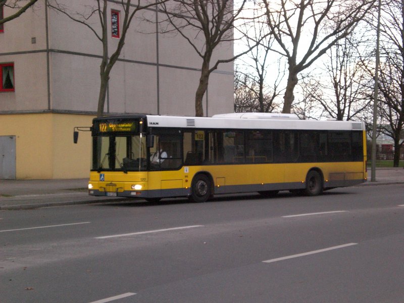 MAN Niederflurbus 2. Generation auf der Linie 122 nach Gschenplatz/S-Bahnhof Wittenau an der Haltestelle Mrkisches Viertel Wilhelmsruher Damm/Treuenbrietzener Strae.