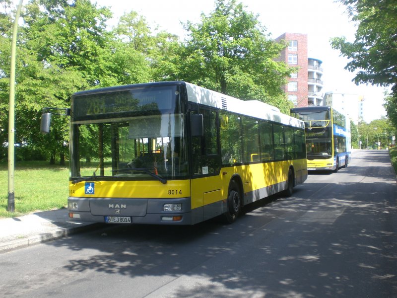 MAN Niederflurbus 2. Generation auf der Linie 284 nach S+U Bahnhof Rathaus Steglitz am S-Bahnhof Lichterfelde Sd. 