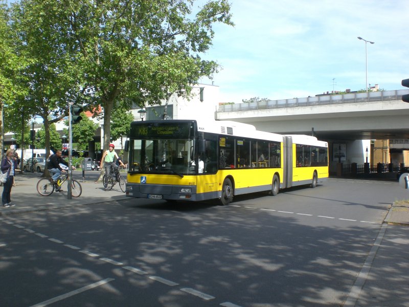 MAN Niederflurbus 2. Generation auf der Linie X83 nach Zehlendorf Knigin-Luise-Strae/Clayallee am S+U Bahnhof Rathaus Steglitz.