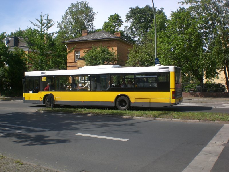 MAN Niederflurbus 2. Generation auf der Linie 184 nach U-Bahnhof Krumme Lanke an der Haltestelle Lichterfelde Ostpreuendamm/Knigsberger Strae.
