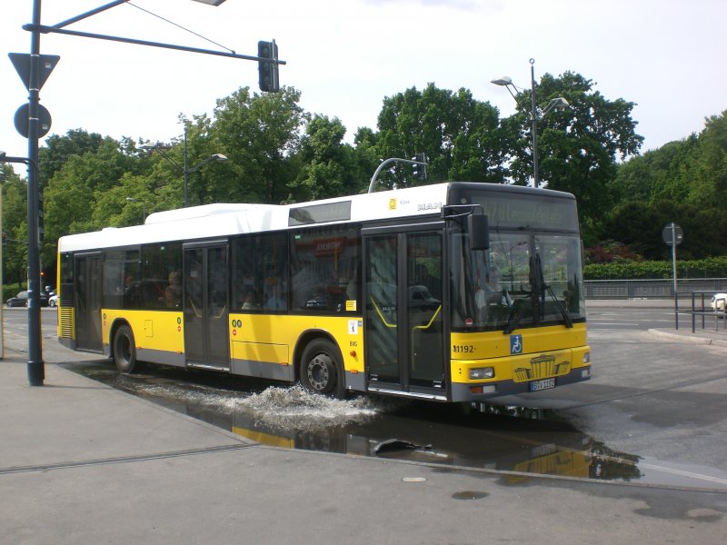 MAN Niederflurbus 2. Generation auf der Linie 247 nach U-Bahnhof Leopoldplatz am S+U Bahnhof Gesundbrunnen.
