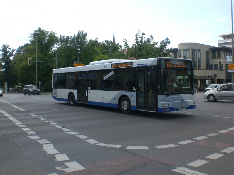 MAN Niederflurbus 2. Generation auf der Linie 623 nach U-Bahnhof Oskar-Helene-Heim an der Haltestelle Zehlendorf Eiche.
