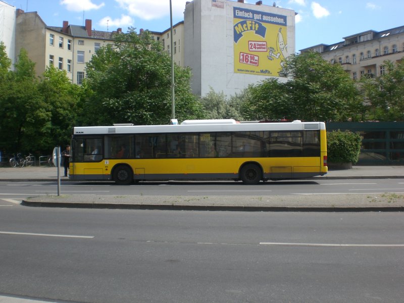 MAN Niederflurbus 2. Generation auf der Linie 106 nach U-Bahnhof Seestrae am U-Bahnhof Kleistpark.