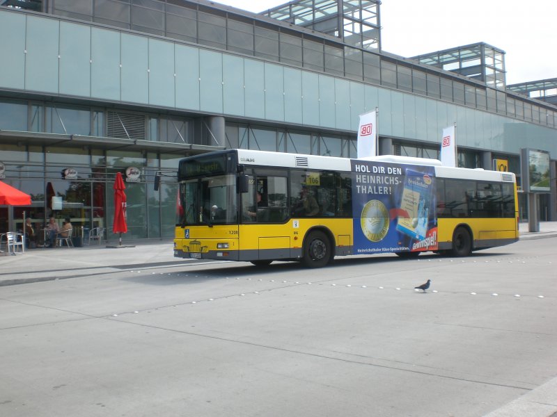 MAN Niederflurbus 2. Generation auf der Linie 106 nach U-Bahnhof Seestrae am S-Bahnhof Sdkreuz.