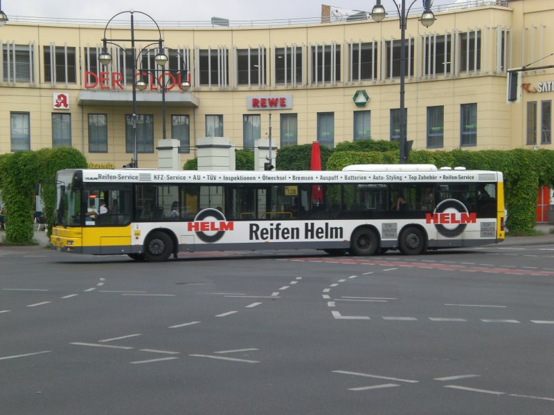 MAN Niederflurbus 2. Generation auf der Linie 128 nach U-Bahnhof Osloer Strae am U-Bahnhof Kurt-Schuhmacher-Platz.
