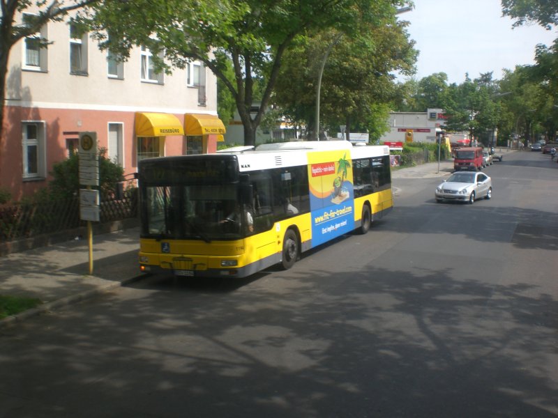 MAN Niederflurbus 2. Generation auf der Linie 122 nach U-Bahnhof Kurt-Schumacher-Platz an der Haltestelle Waidmannslust Schonacher Strae.